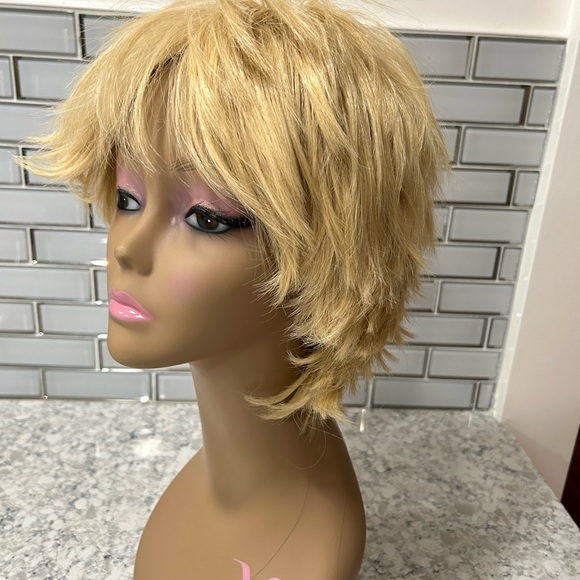 Sale! Sexy Blonde Short Layered Shaggy Bob Wig - Picture 2 of 7